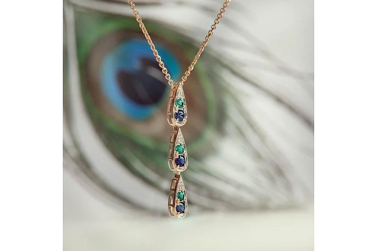 Колье из красного золота с корундами, фианитами и изумрудами