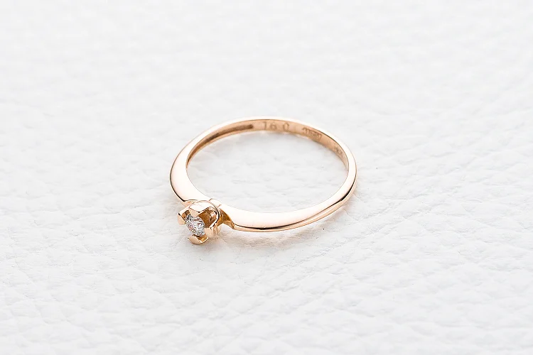 Кольцо из красного золота с бриллиантом