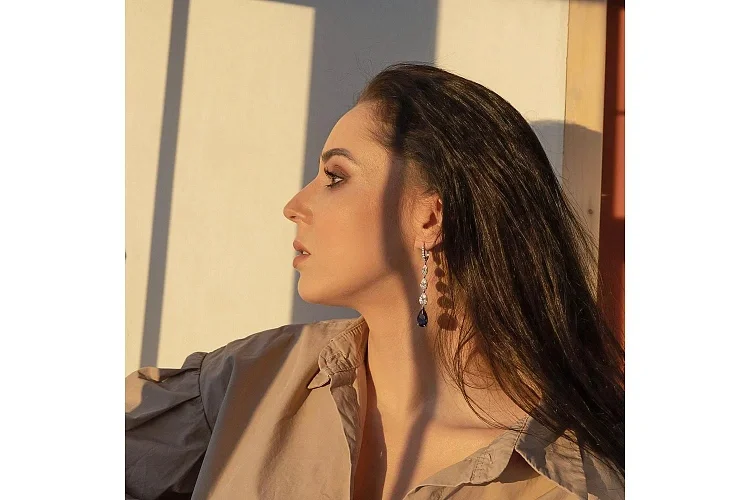 Серьги из белого золота с 2 сапфирами и 20 фианитами