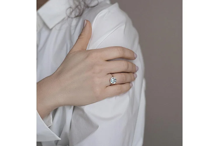 Кольцо из красного золота с ситаллом