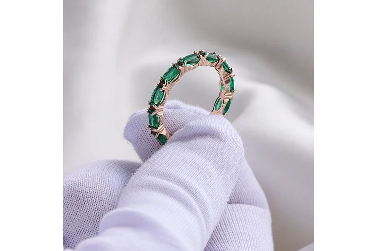 Кольцо Дорожка из красного золота с 12 изумрудами