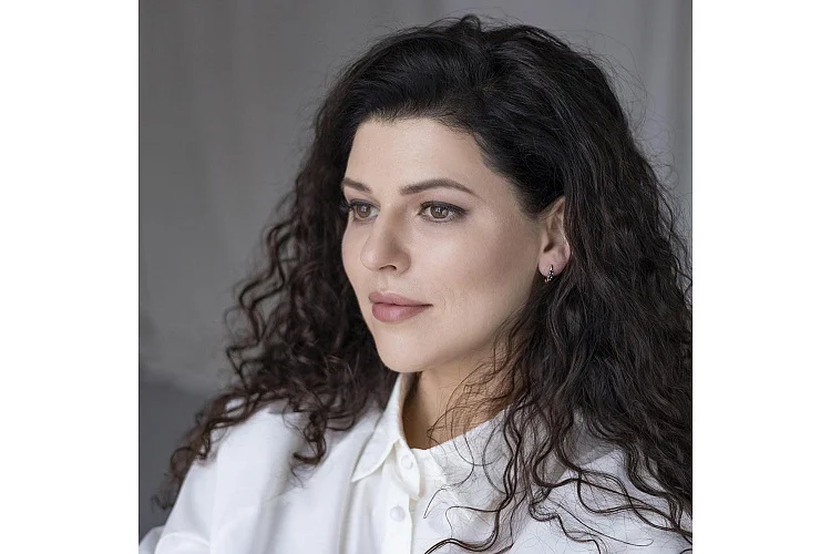 Серьги из красного золота с 6 сапфирами