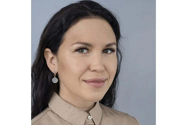 Серьги из красного золота с перламутром и 16 фианитами