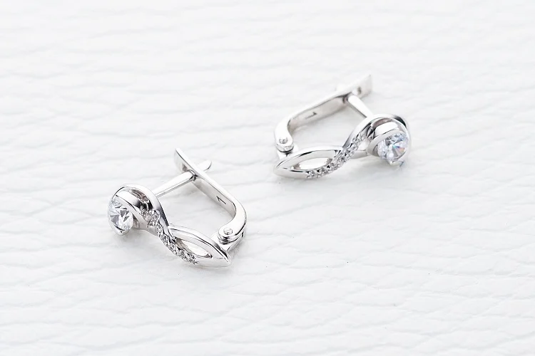 Серьги из белого золота с 14 фианитами