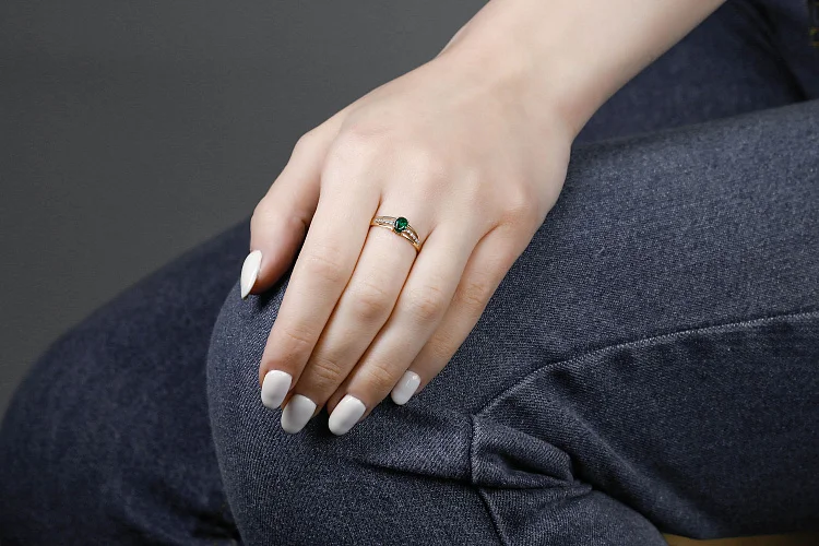 Кольцо из жёлтого золота с изумрудом и 10 бриллиантами