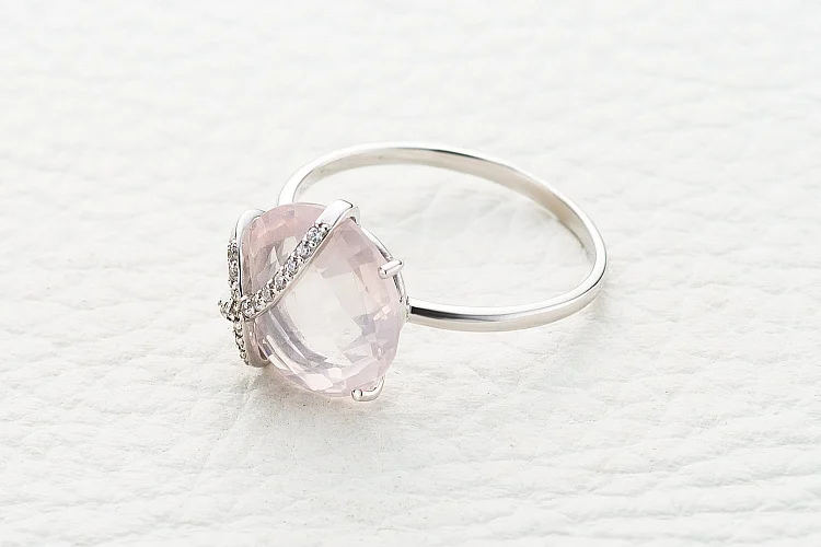 Кольцо из белого золота с кварцем и 16 фианитами