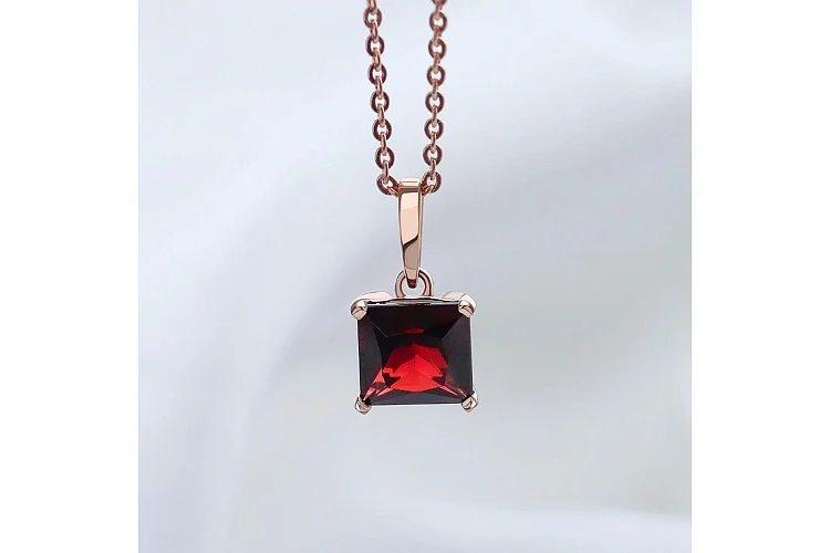 Подвеска из красного золота с гранатом