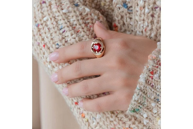 Кольцо из красного золота с корундом