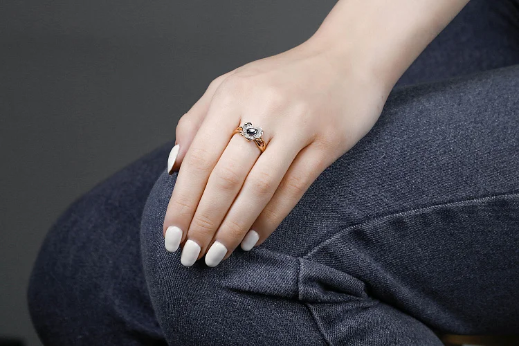 Кольцо Цветок из красного золота с корундом и 33 бриллиантами