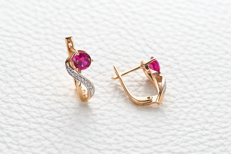 Серьги из красного золота с 2 корундами и 12 бриллиантами