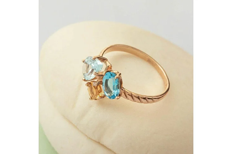 Кольцо из красного золота с топазом sky, топазом swiss и хризолитом