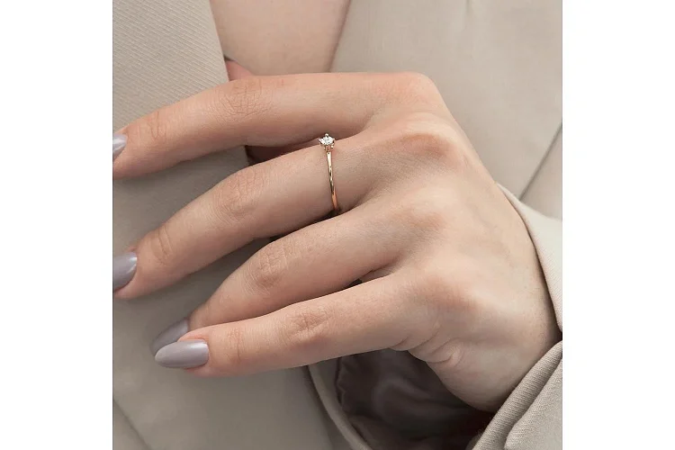 Кольцо из красного золота с бриллиантом