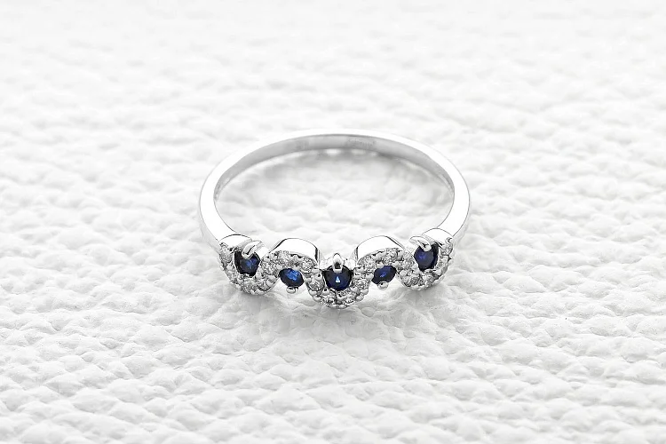 Кольцо из белого золота с 5 сапфирами и 18 бриллиантами