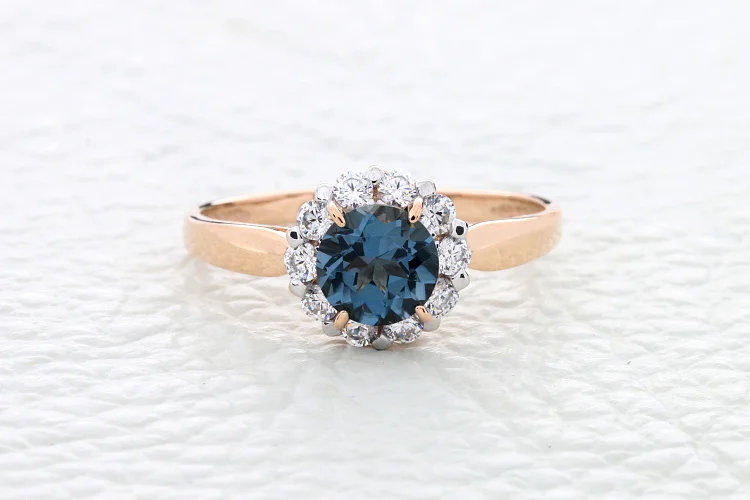 Кольцо из красного золота с топазом лондон и 10 фианитами