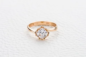 Кольцо из красного золота с кристаллом swarovski