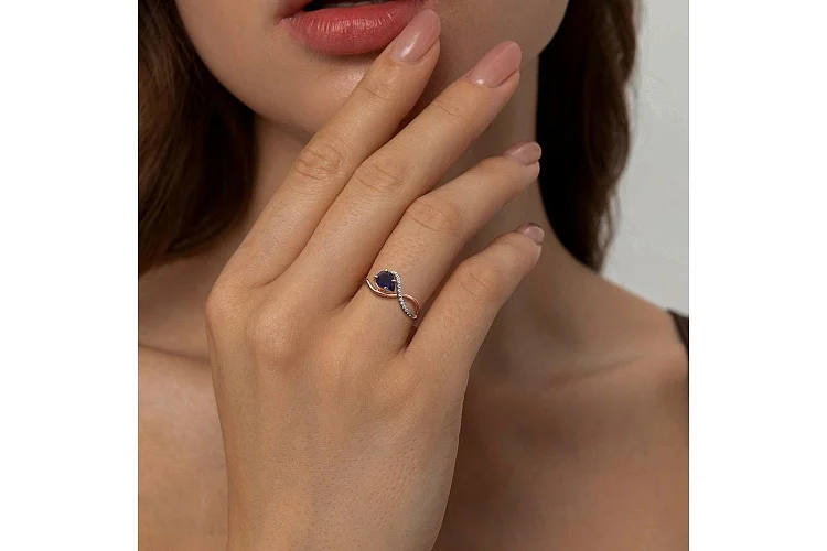 Кольцо из красного золота с иолитом и 5 фианитами