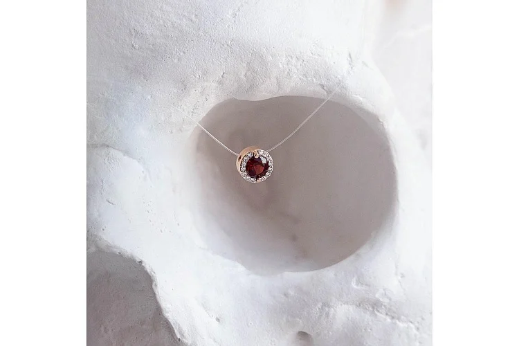 Колье из красного золота с гранатом и 14 фианитами