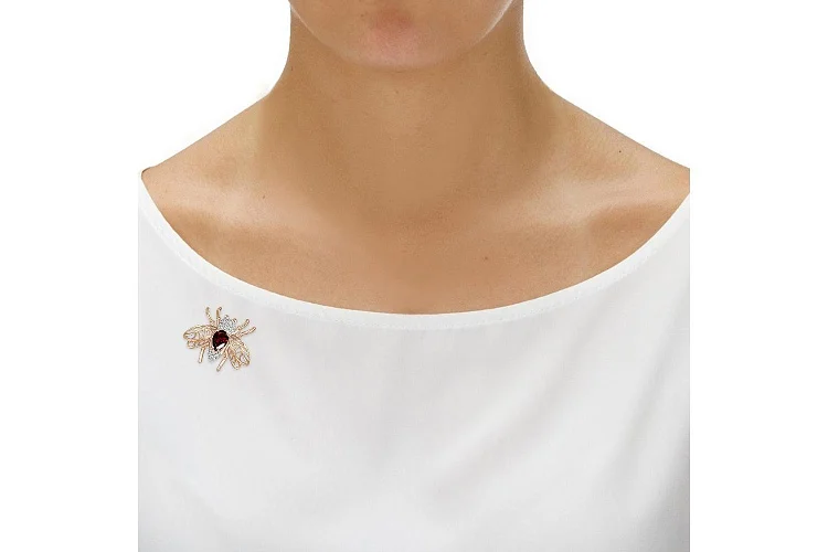 Брошь Пчела из красного золота с гранатом и 31 фианитами