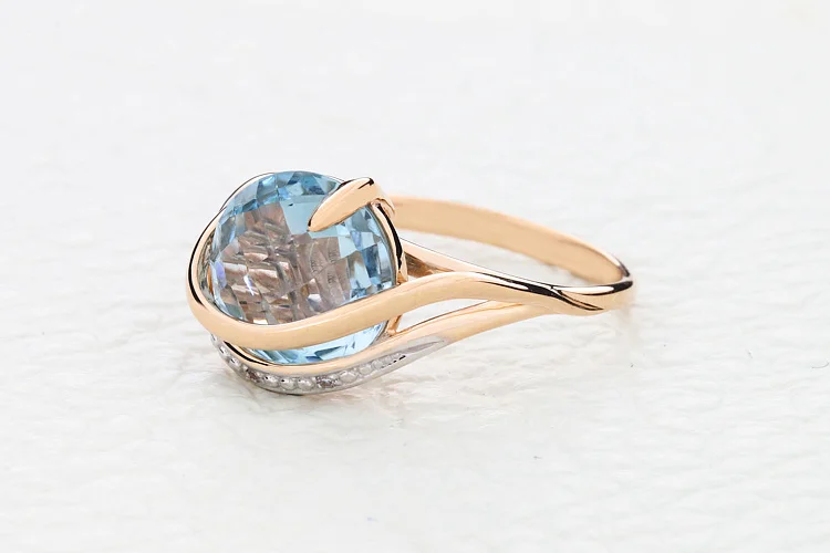 Кольцо из красного золота с топазом sky и 3 фианитами