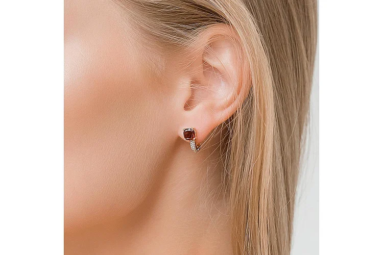 Серьги из красного золота с 2 гранатами и 32 фианитами