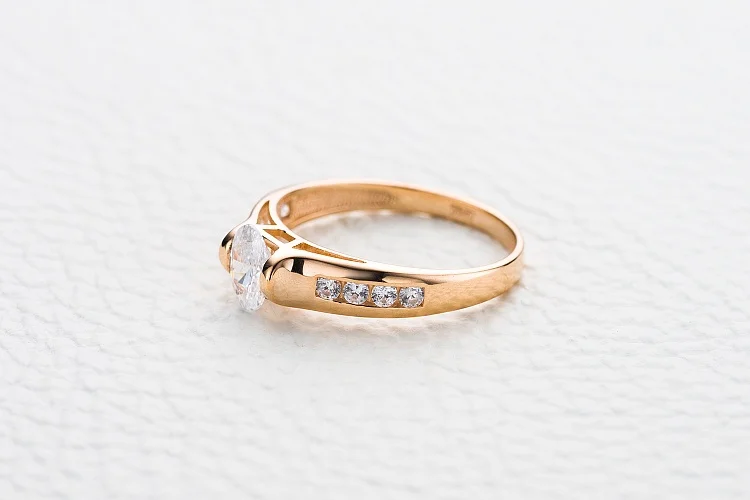 Кольцо из красного золота с 9 кристаллами swarovski