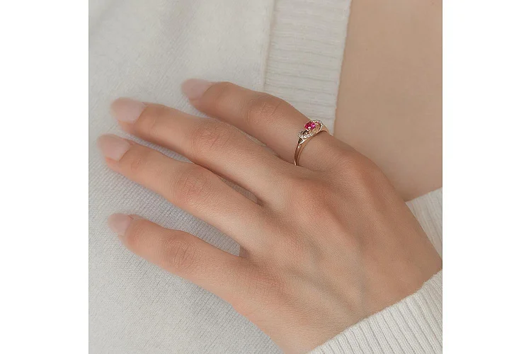 Кольцо из красного золота с корундом и 12 фианитами