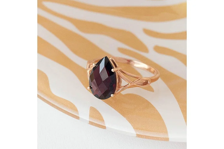 Кольцо из красного золота с гранатом