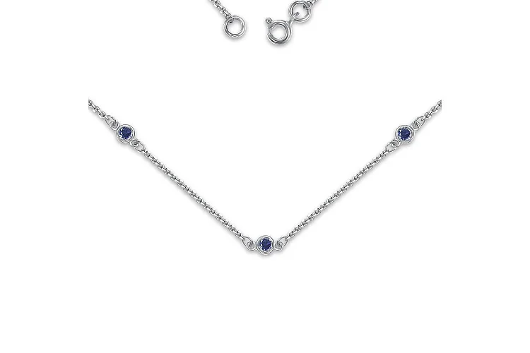 Колье из белого золота с 3 сапфирами