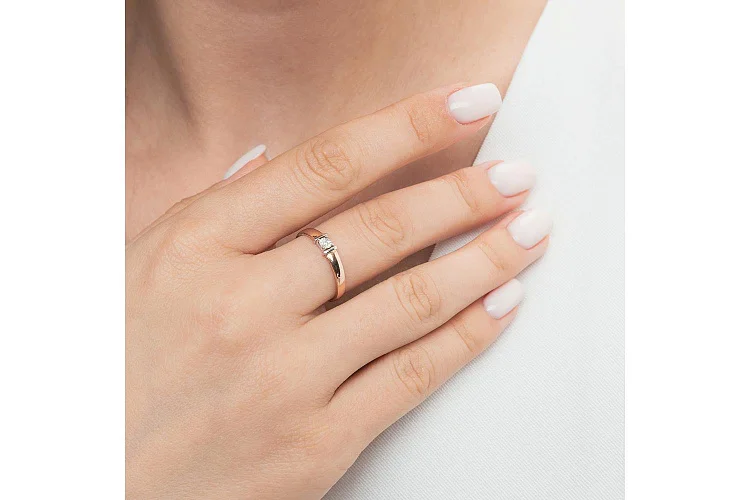 Кольцо из красного золота с бриллиантом