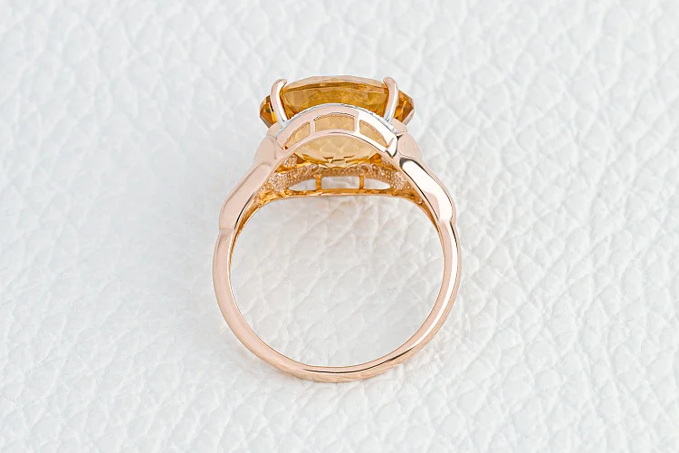 Кольцо из красного золота с цитрином и 18 фианитами