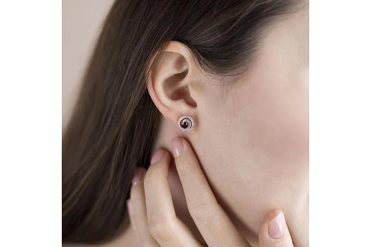 Серьги-пусеты из красного золота с 2 гранатами и 72 фианитами