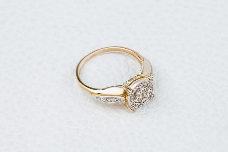 Кольцо из жёлтого золота с 46 фианитами