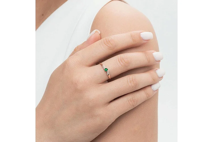 Кольцо из красного золота с изумрудом и 6 бриллиантами