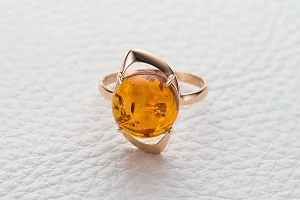 Кольцо из красного золота с янтарём