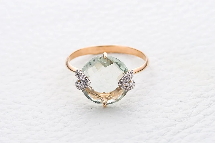 Кольцо из красного золота с аметистом и 6 фианитами