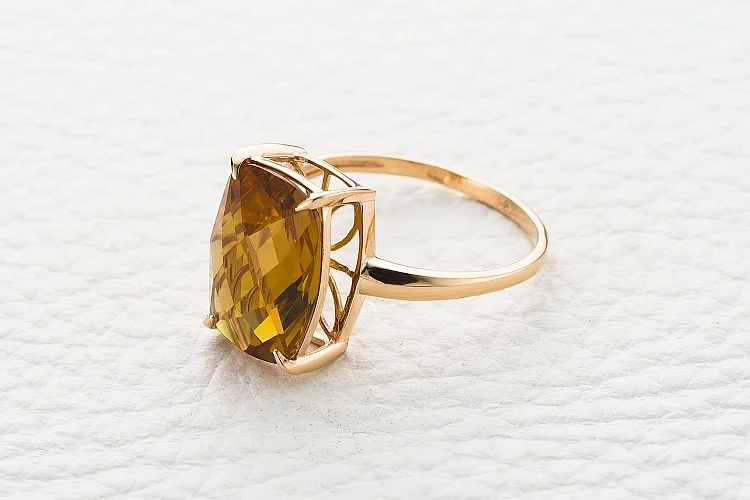 Кольцо из красного золота с султанитом