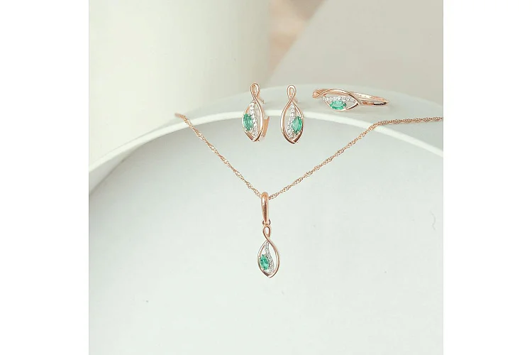 Подвеска из красного золота с изумрудом и 7 бриллиантами