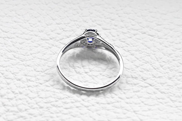 Кольцо из белого золота с корундом и 21 бриллиантами