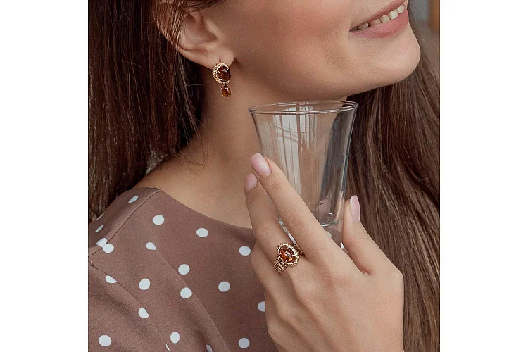 Серьги из жёлтого золота с янтарём и 74 фианитами