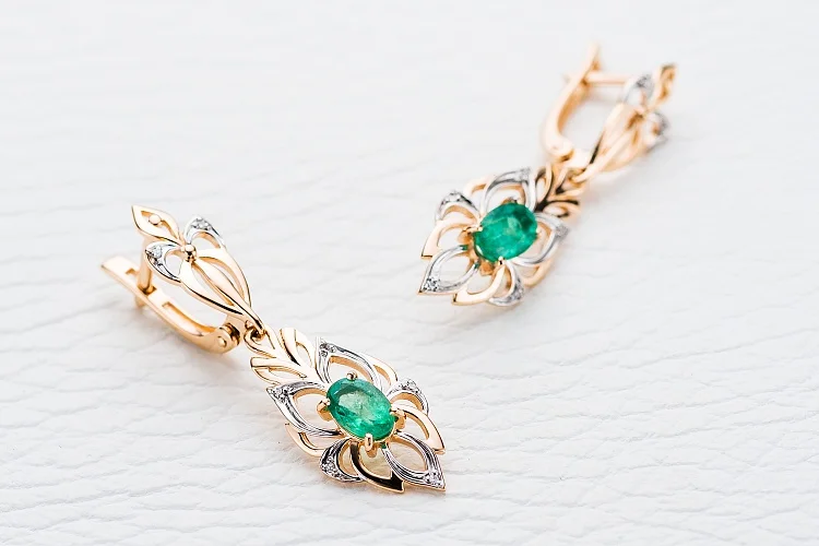 Серьги из красного золота с 2 изумрудами и 14 бриллиантами