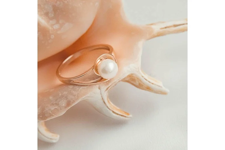 Кольцо из красного золота с жемчугом