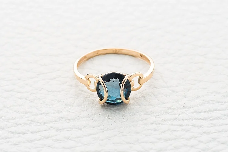 Кольцо из красного золота с топазом лондон