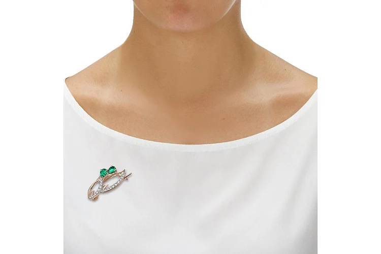 Брошь Цветок из красного золота с 2 изумрудами и 15 фианитами