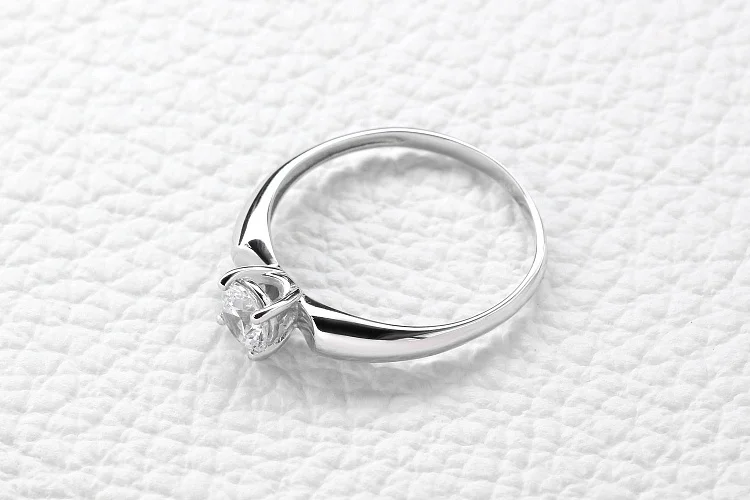 Кольцо из белого золота с кристаллом swarovski