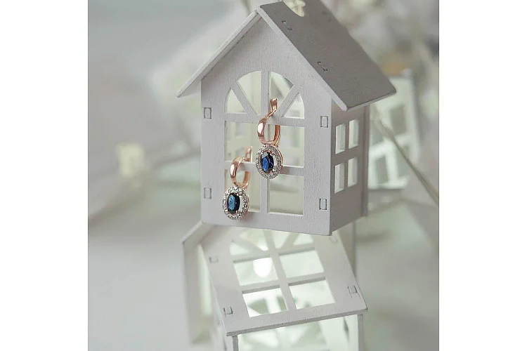 Серьги из красного золота с 2 сапфирами и 32 бриллиантами