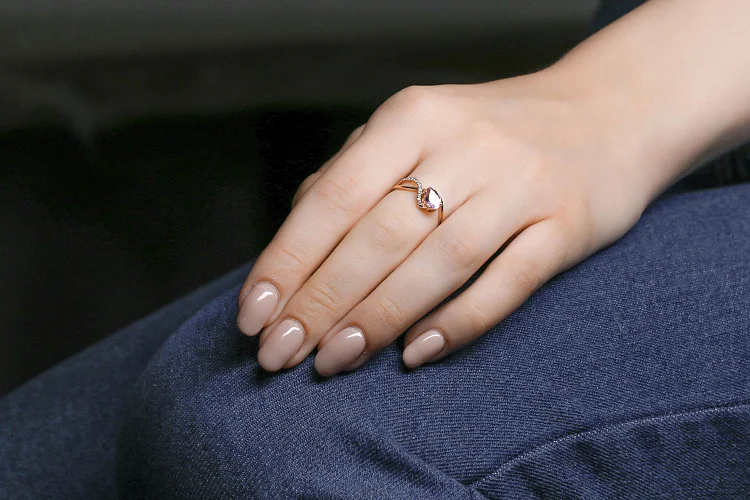 Кольцо из красного золота с аметистом и 13 фианитами