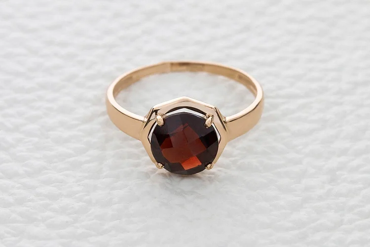 Кольцо из красного золота с гранатом