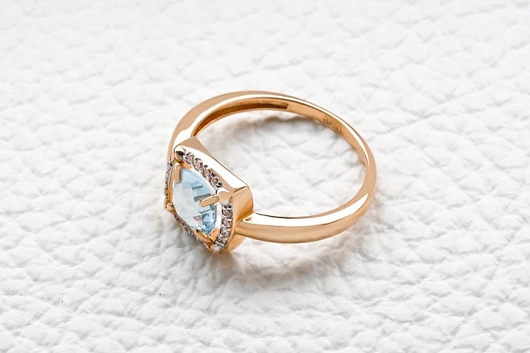 Кольцо из красного золота с топазом sky и 16 фианитами