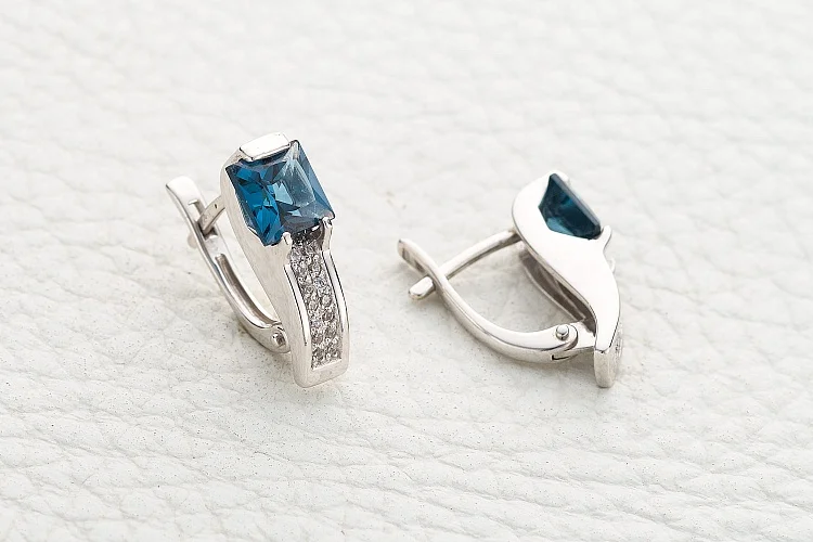 Серьги из белого золота с 2 топазами лондон и 36 фианитами