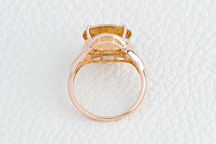 Кольцо из красного золота с цитрином и 18 фианитами